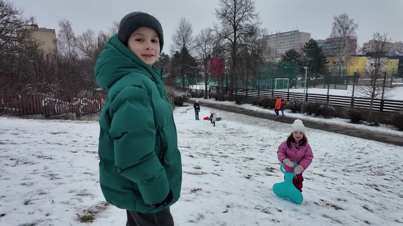 Веселі спуски зі сніжної гірки ❄️🛷