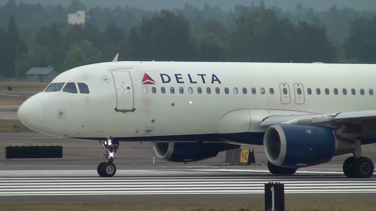 boeing 777-200 Delta Airlines A320 [N371NW] Takeoff Portland Airport (PDX)