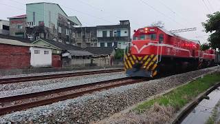 7802次貨物列車通過大林鎮中興路地下道