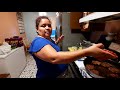 Cocinando hamburguesas al estilo Salvadoreno