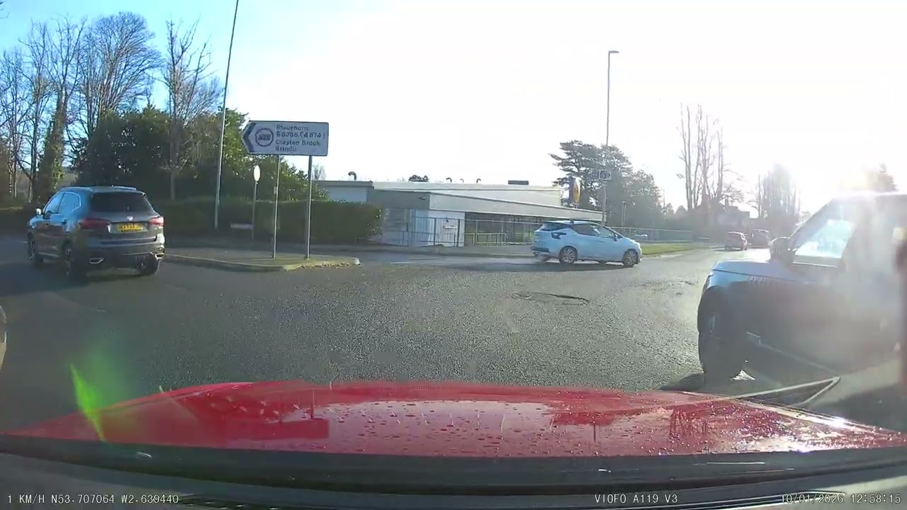 T15VVY idiot in Range Rover uses right turn only lane to jump small queue