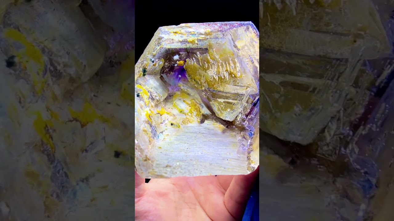 This collector’s grade crystal is straight out of a dream! 