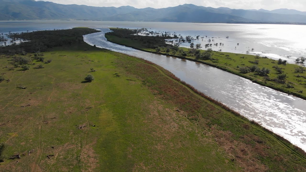 ΕΚΒΟΛΕΣ ΣΤΡΥΜΟΝΑ ΣΤΗ ΛΙΜΝΗ ΚΕΡΚΙΝΗ (DRONE). STRYMONAS RIVER MOUTH AT KERKINI LAKE AERIAL VIEW.