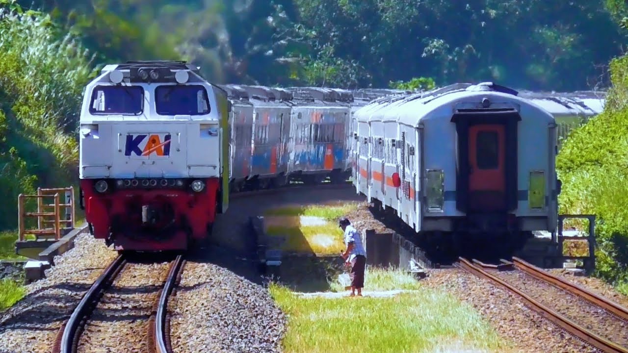 KERETA API SAMA PANJANG SALING BERTEMU & SALING MENYAPA MANTULL UUiiii ...