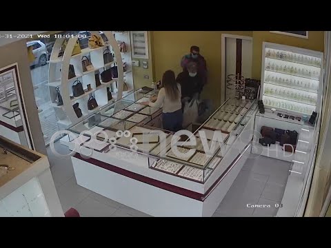 Burri hyn me automatik i vjedh argjendarinë ish gruas në Gjirokastër