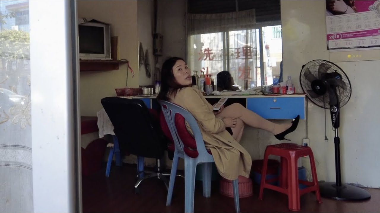 破舊的老街，很多傳統的客家小吃。理髮店裡很多按摩服務