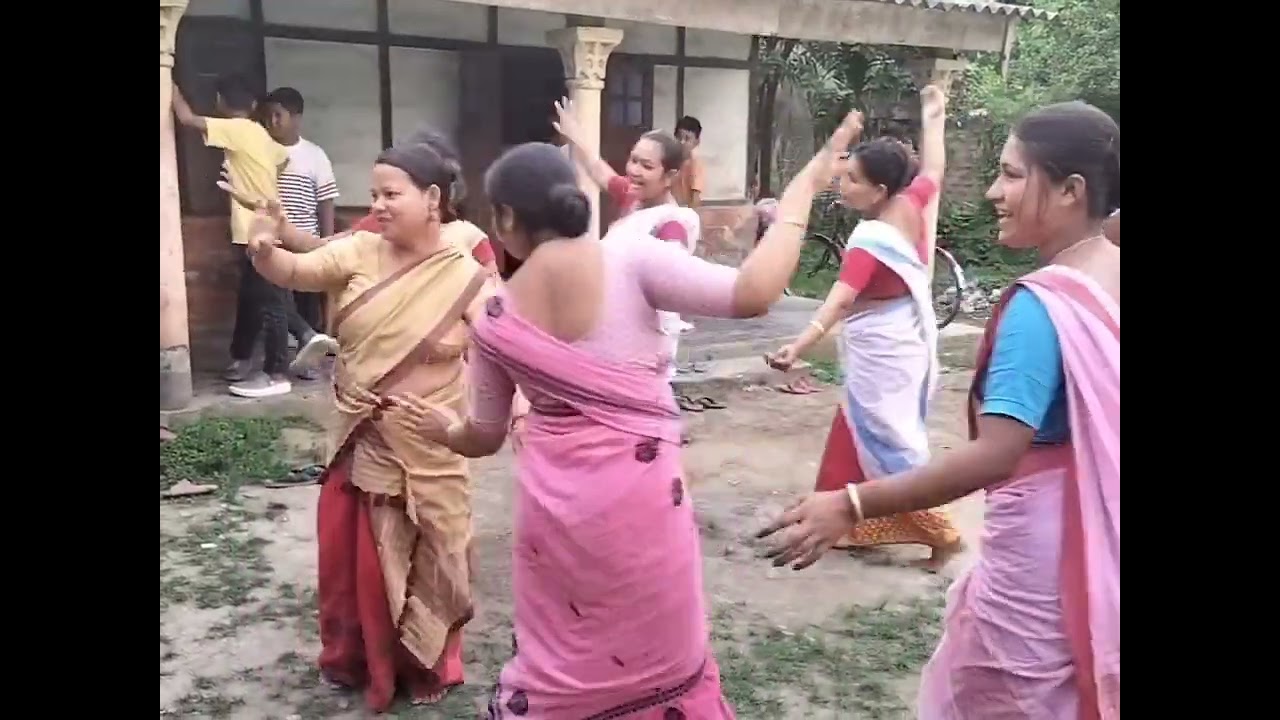 ঘৰৰ সকলো কাম বন কৰি ৰজাকুছি গাঁৱৰ মহিলাসকলে জেং বিহু আখৰা কৰিবলৈ ওলাই আহিছে