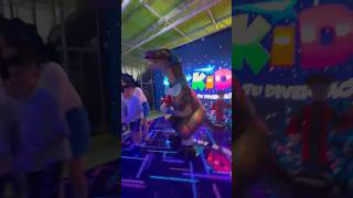 El Paso del DINOSAURIO | Dinosaurio Real Bailando | T Rex baila con niños | Maskarin y Manito