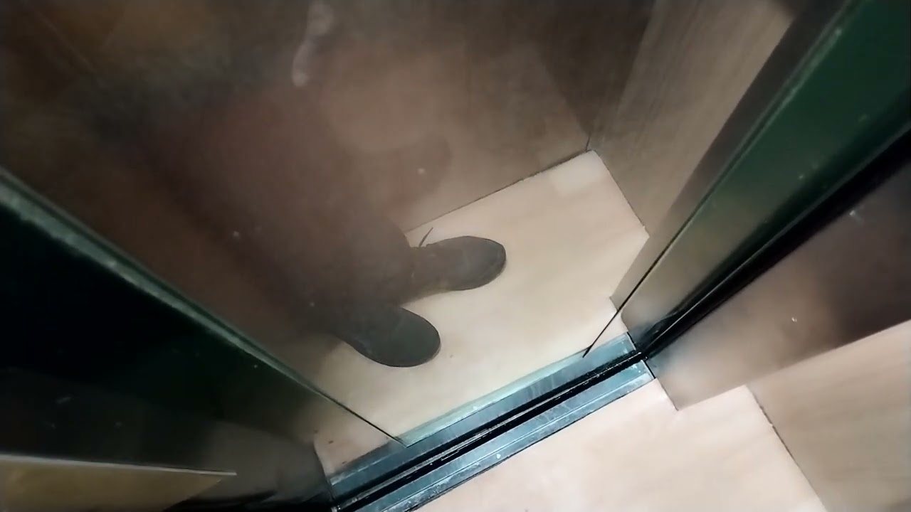 ultra rare !! ascenseur westinghouse modernisé par sodimas sans porte intérieure ! Marseille France