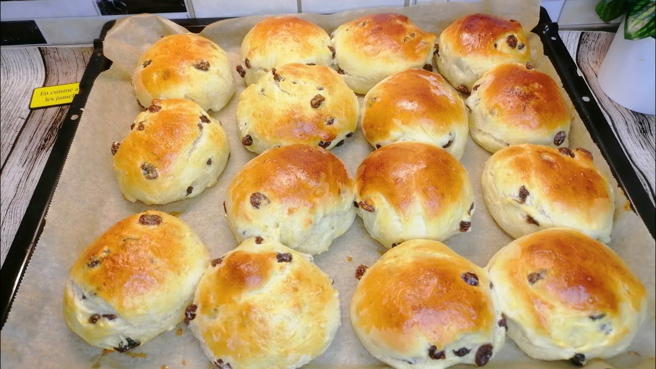 Fluffige Rosinenbrötchen aus Hefeteig