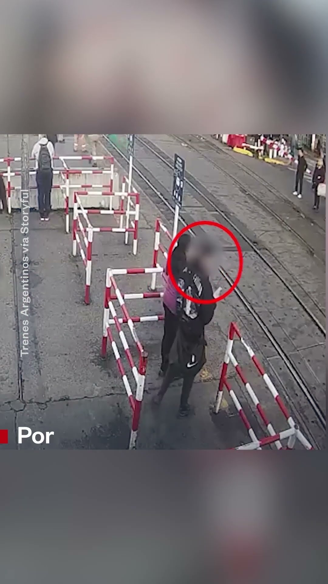Impactante momento en que un hombre estuvo a punto de ser arrollado por un tren | Noticias Telemundo