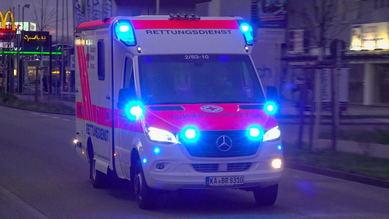 [NAGELNEU IM EINSATZ MIT ALLEN HÖRNERN] RTW DRK KV KARLSRUHE ~ EINSATZFAHRT & 12 BLAULICHTER