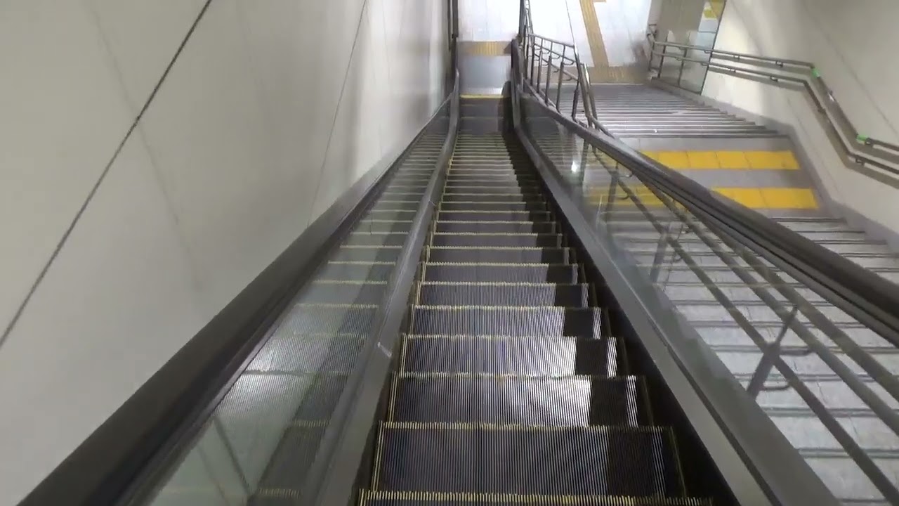 近鉄白庭台駅のエスカレーターその２【日立製,HITACHI】