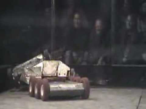 combat robot fight - Ziggy vs Plumbcrazy multibot