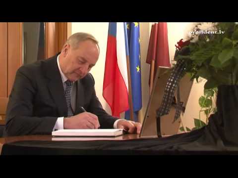 Parakstīšanās līdzjūtības grāmatā godinot Vāclavu Havelu 20/12/2011