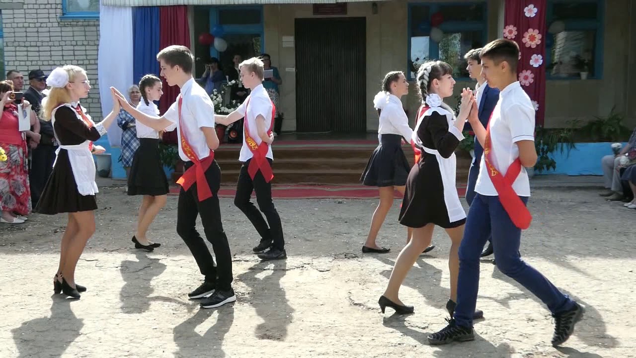 Танец под песню последний звонок. Вальс в школе на последний звонок. 11 Классы танцы на последний звонок. Школьная форма на последний звонок. Вальс в школе на последний звонок в одном стиле.