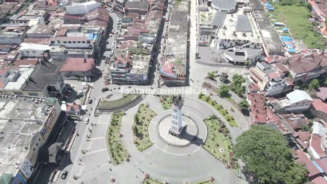 Preview video Orbit Drone Sudut Tinggi di Sekitar Jam Gadang dan Plaza Jam Gadang di Bukittinggi, Indonesia.mp4