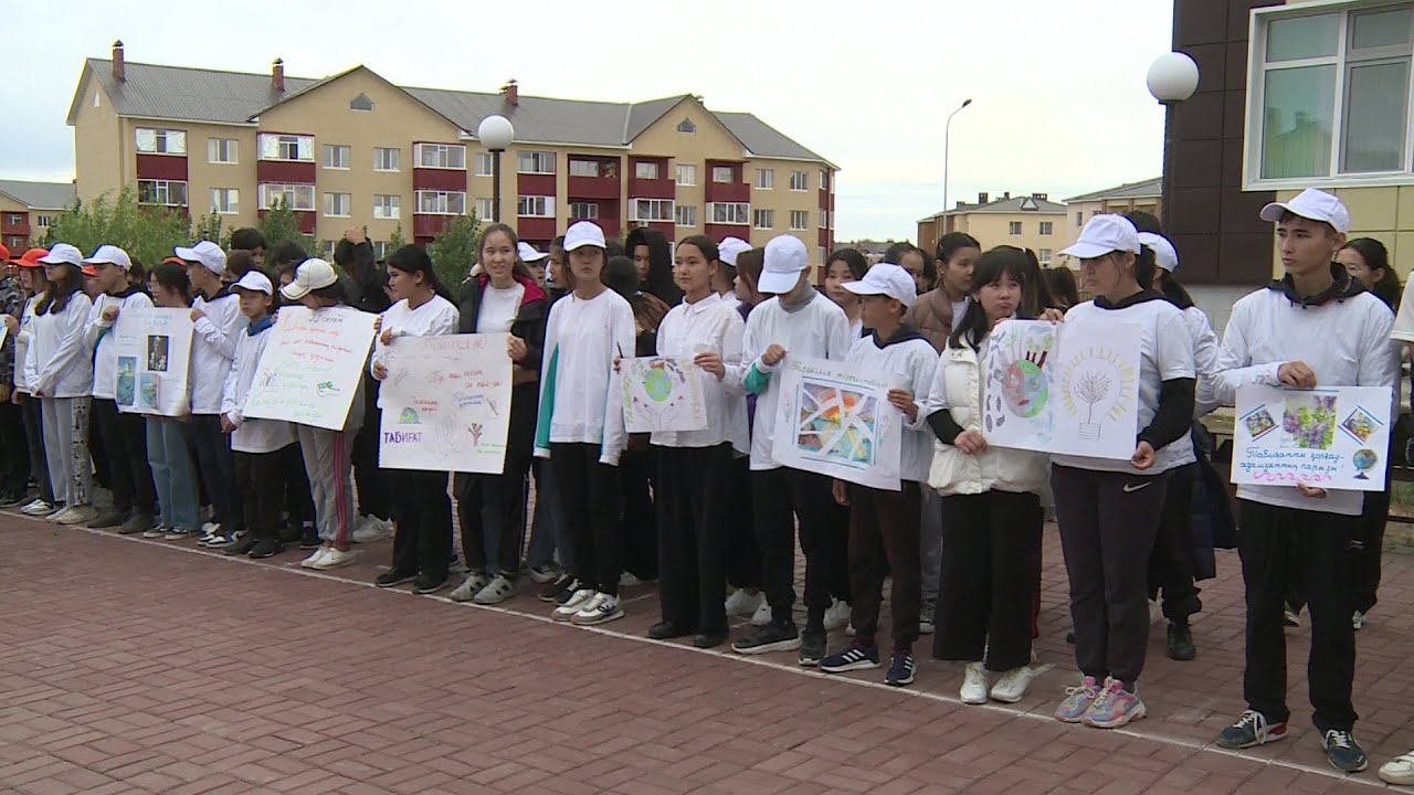 Школьники и родители посадили 100 яблонь