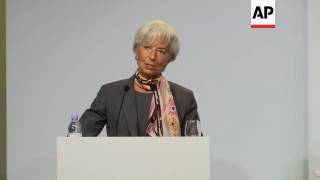 IMF chief: Global economy losing momentum