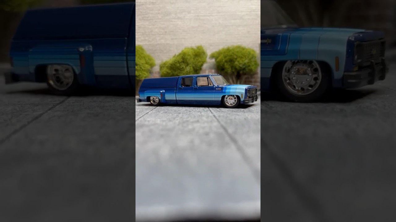 M2 Machines 1:64 - 1973 Chevrolet Cheyenne Super 30 Dually with Camper Shell - Blue 