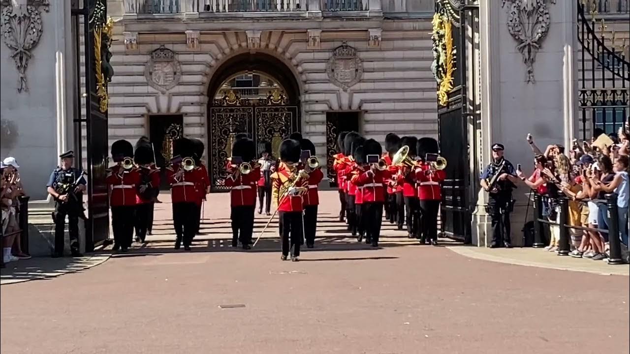 The Ultimate Guide to the Changing of the Guard at Buckingham Palace