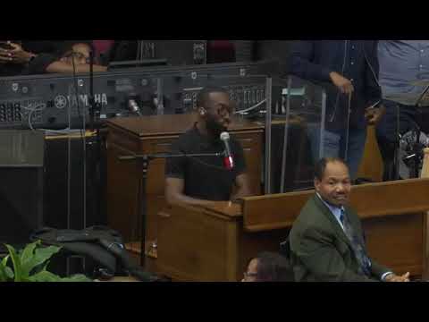 Video: Kanye West Presenterade Sin Samling I New York Och Det Var Ett Fiasko