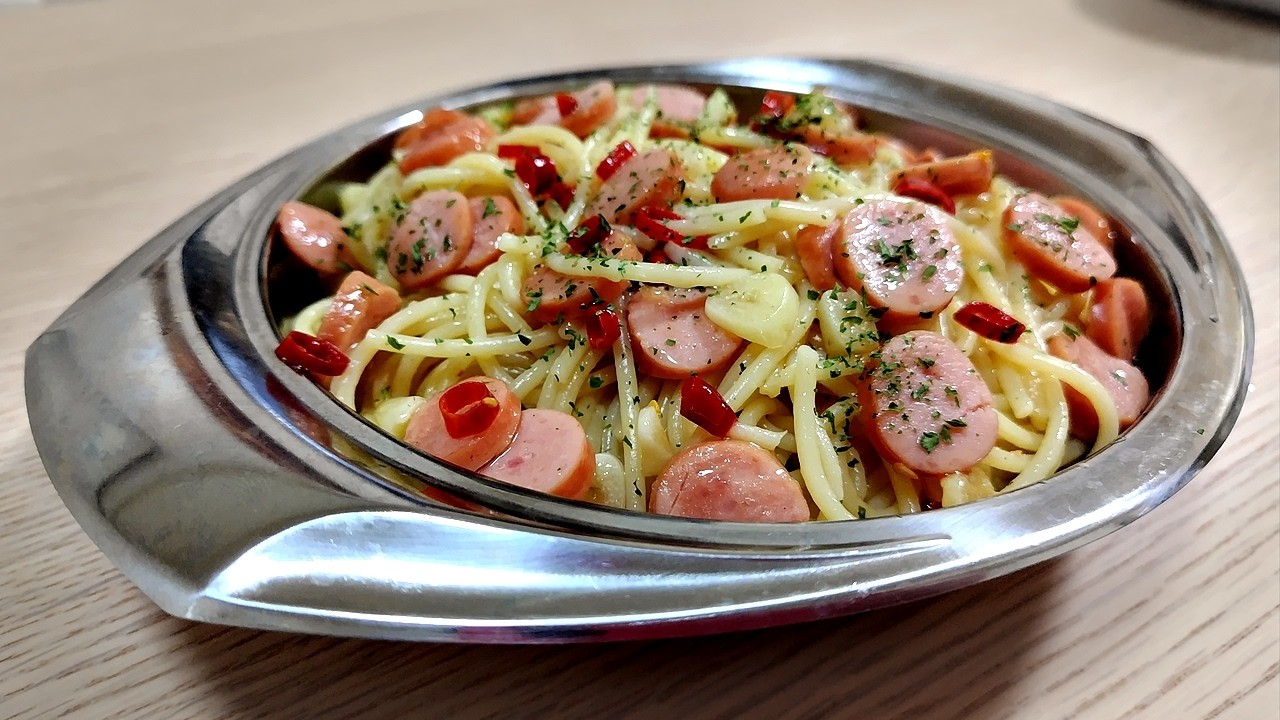 イタリア人が作るペペロンチーノの作り方｜ウィンナ入り