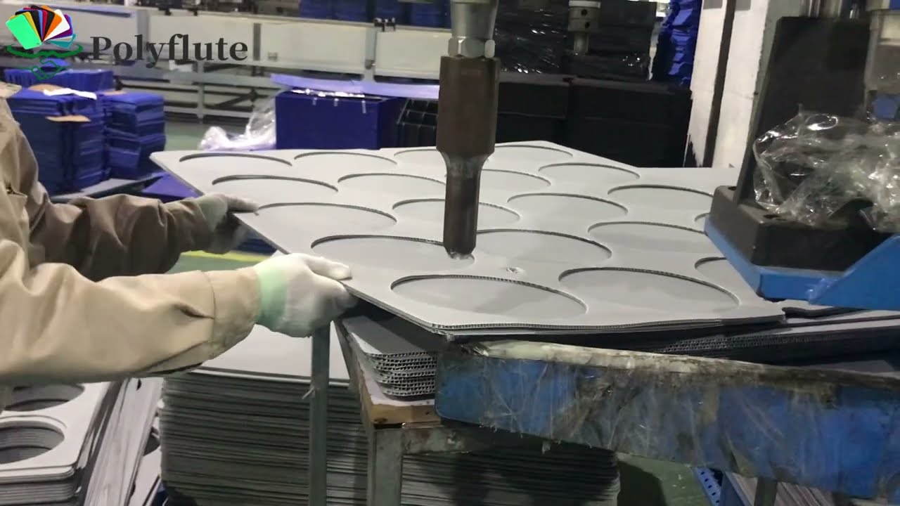 Let me introduce this gray plastic pallet divider sheets for you -Polyflute