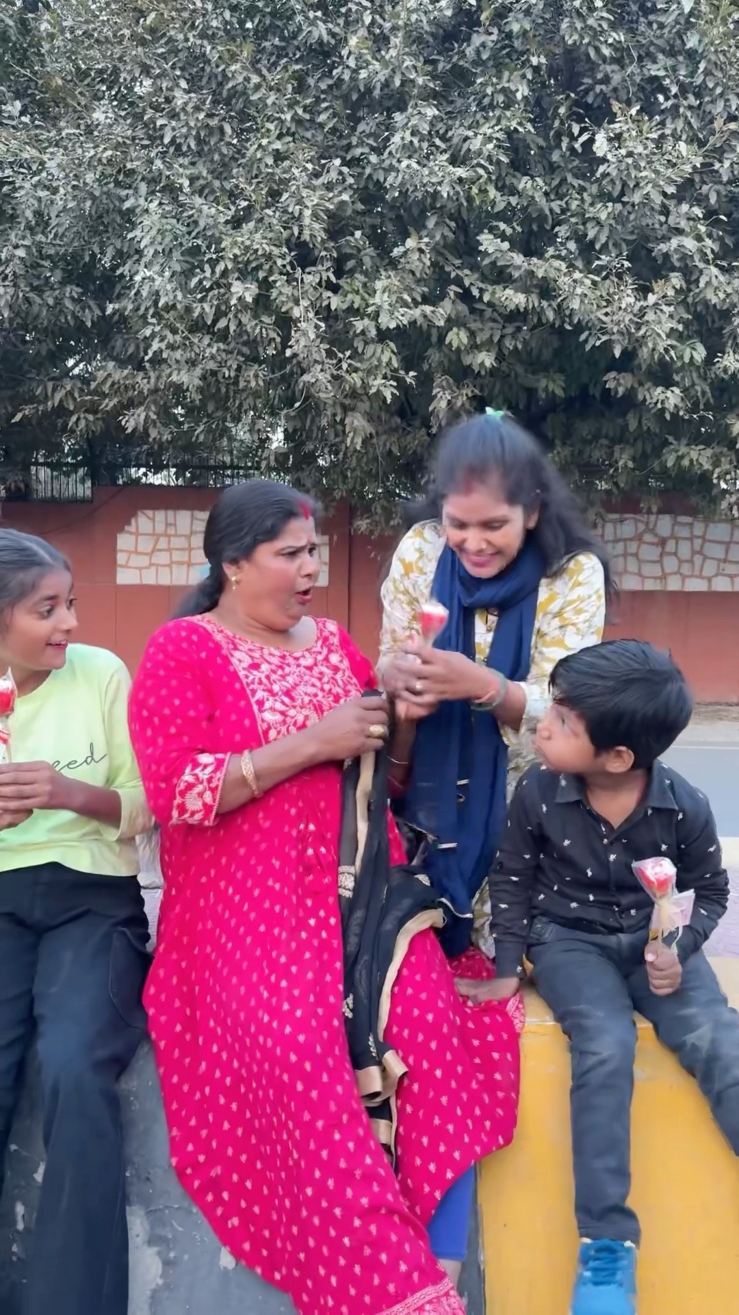 Dadi ko akele lollipop khana hai ??  #shorts #funny #comedy #ytshorts #funnyvideo #comedyshorts