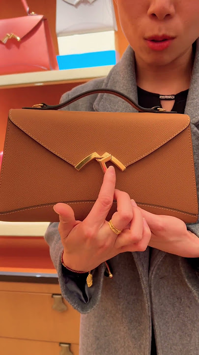 MOYNAT - Pause and reflect: the Gabrielle clutch in Veau