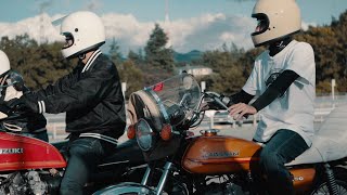 昭和のバイクに乗る昭和風の若者たち