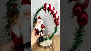 🎅 Babbo Natale che tiene palloncini: decorazione magica con un cerchio di e le palline di Natale! 🌟
