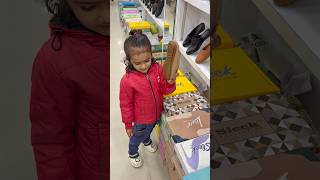 Vanu ne mumma ke lie slippers liya
