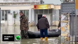 Top Channel Burgu I Durrësit Me Gomone Në Oborr Nga Përmbytjet, Punonjësi Mos Bëj Video