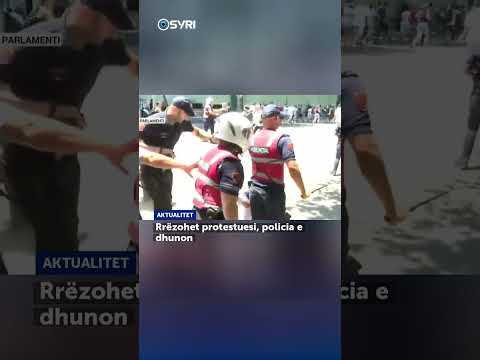 Rrëzohet protestuesi, policia e dhunon - SHORTS