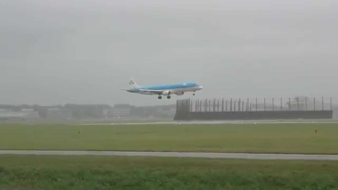 Schiphol tijdens zomerstorm Nederland 25 juli 2015
