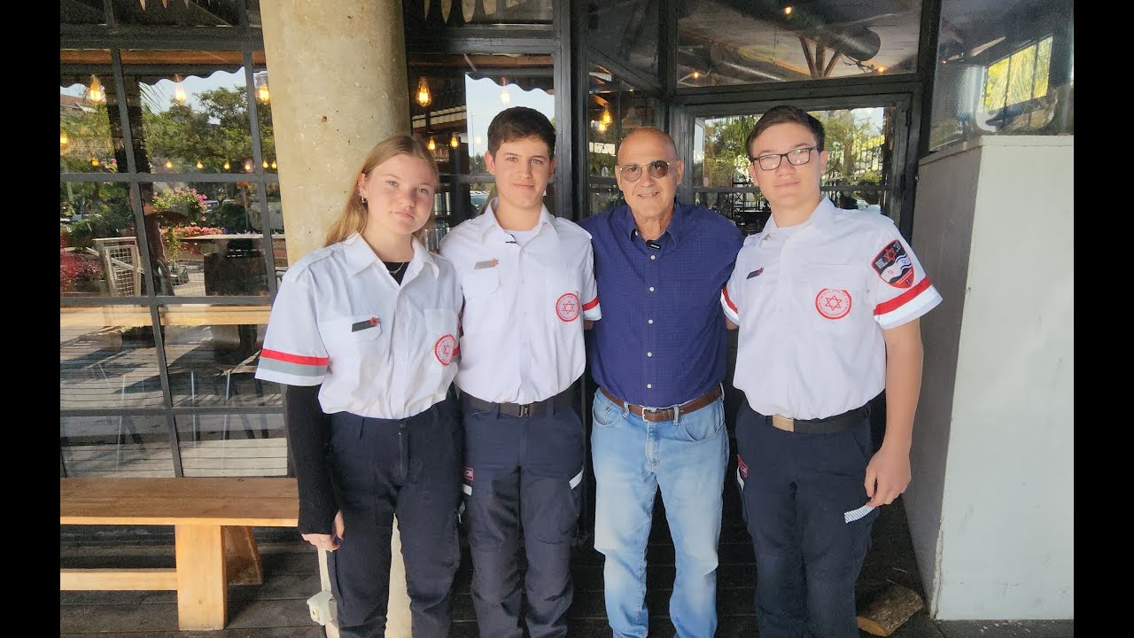 שלושה מתנדבי נוער במד"א, אוריה אליאור ונתנאל הצילו את חייו של יעקב שהתמוטט בזמן ששיחק כדורגל