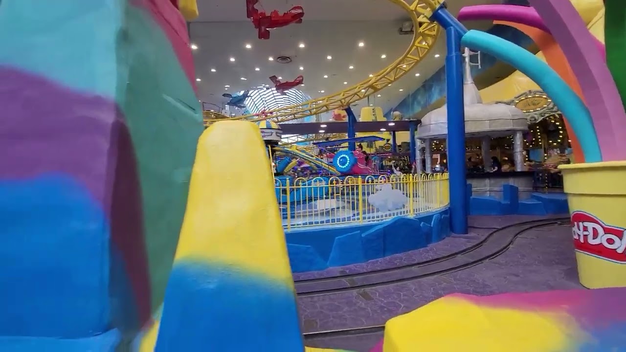 Развлечения в торговом центре ( shopping mall) в Канаде. 