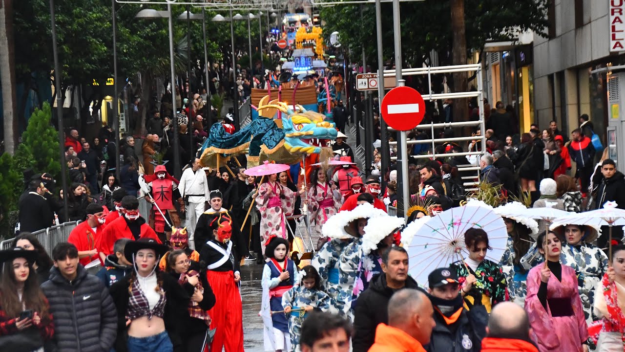 La lluvia y los paraguas, los 'protagonistas' de la Cabalgata de Carnaval