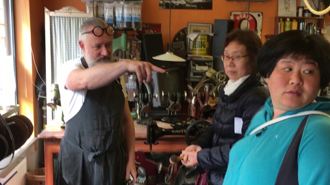 28 04 2019   Schoenlapper Kristof Vanhee Koekelare zet machine van meer dan 100 jaar oud aan op Erfg