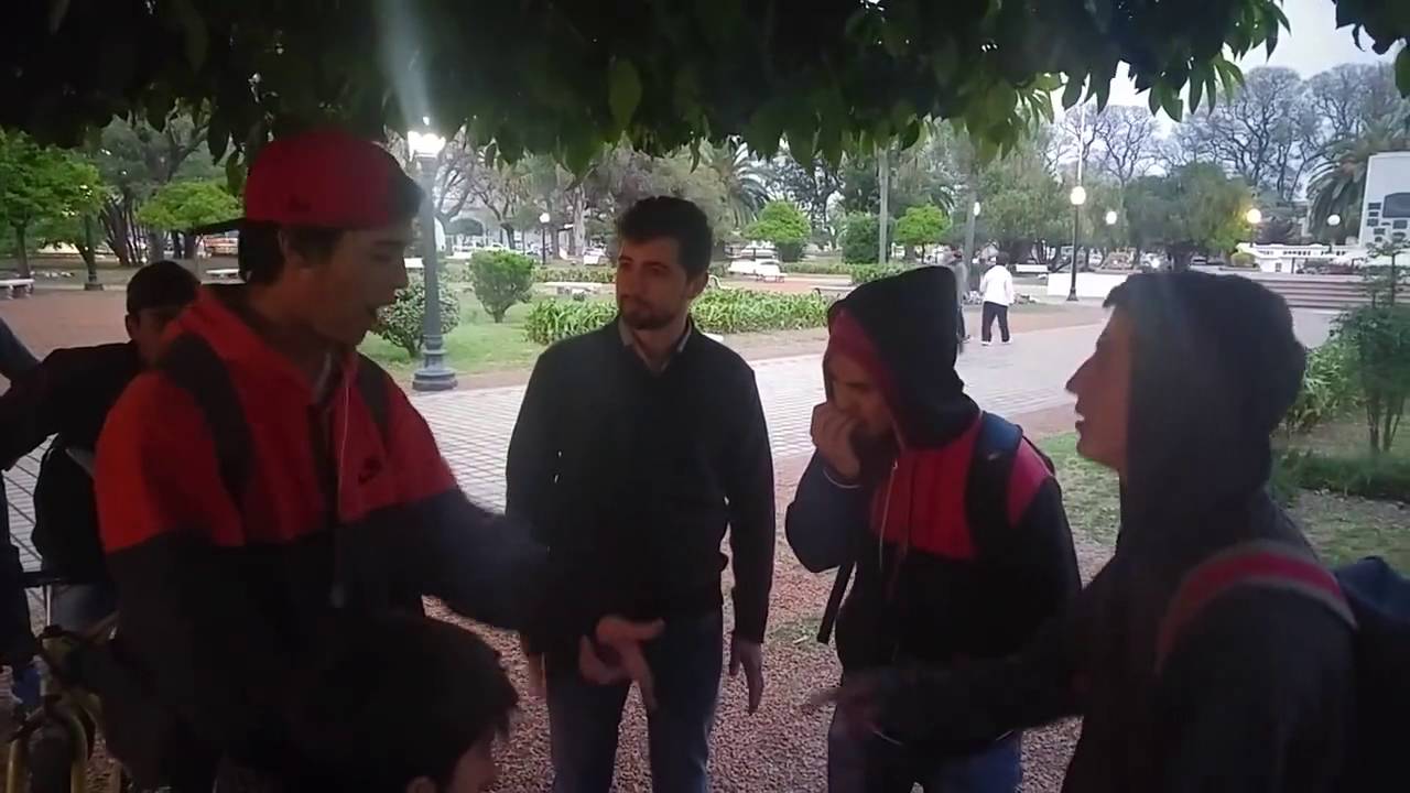 Juan Senn con Los Ranchos de la 25 Esta tarde, mientras pasaba por la Plaza 25 de Mayo, me encontré con los jóvenes de Los Ranchos de la 25. Ellos usan el rap y el hip-hop improvisado como expresión musical, al igual que muchos adolescentes que se reúnen en esquinas, parques y espacios verdes para expresar su arte. Me pareció genial y me hicieron esta demostración que se las comparto para que la puedan ver y disfrutar.