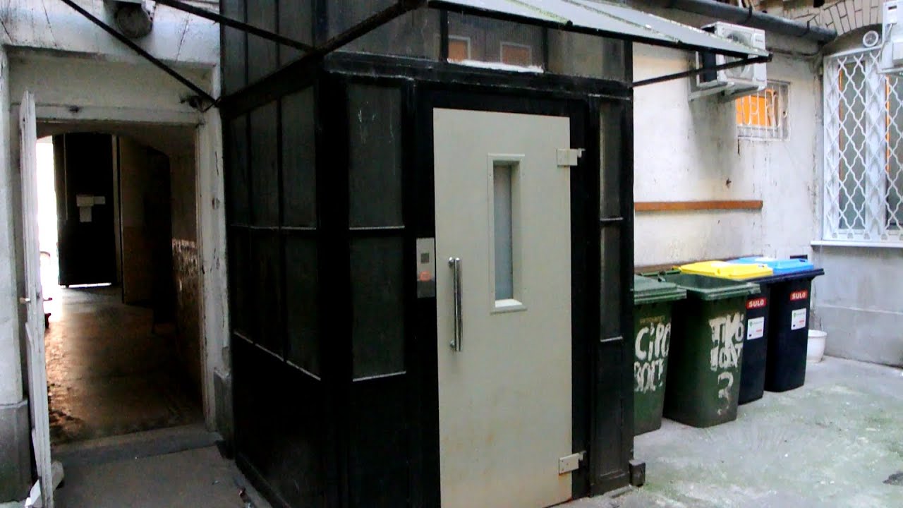 Secret floor: FJV single-speed traction elevator with two doors @ Teréz Körút 3, Budapest, Hungary