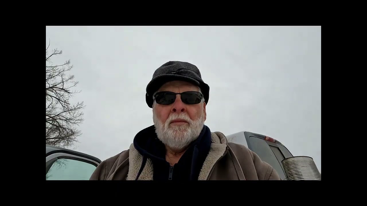 Денни падает в глубокую яму.