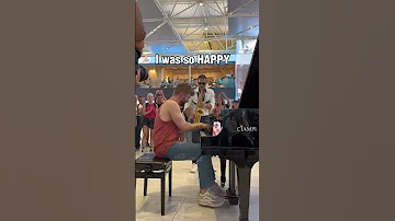 I met a SAXOPHONIST at the AIRPORT 🎷🎹 #piano  #saxophone