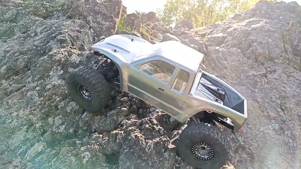 JConcepts Tusk vs. Proline Hyrax Predator Compound Axial SCX10Pro Tyre Test Reifen Crawl