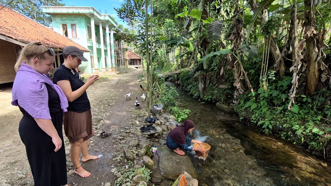 Bule jerman terpesona dengan kehidupan di kampung pelosok cianjur