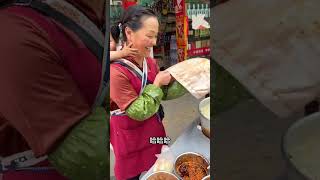 毕节威宁街头，大姐背着孙女卖糯米饭，太好吃了吧！#威宁美食 #糯米饭