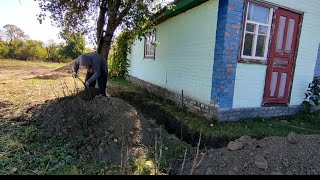 переселенцы с Донбасса, Закапываю Водопровод Возле дома