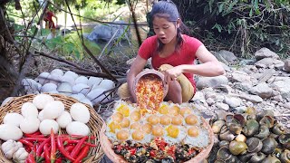 Duck egg cooking with snails for dinner - Solo cooking of survival in jungle