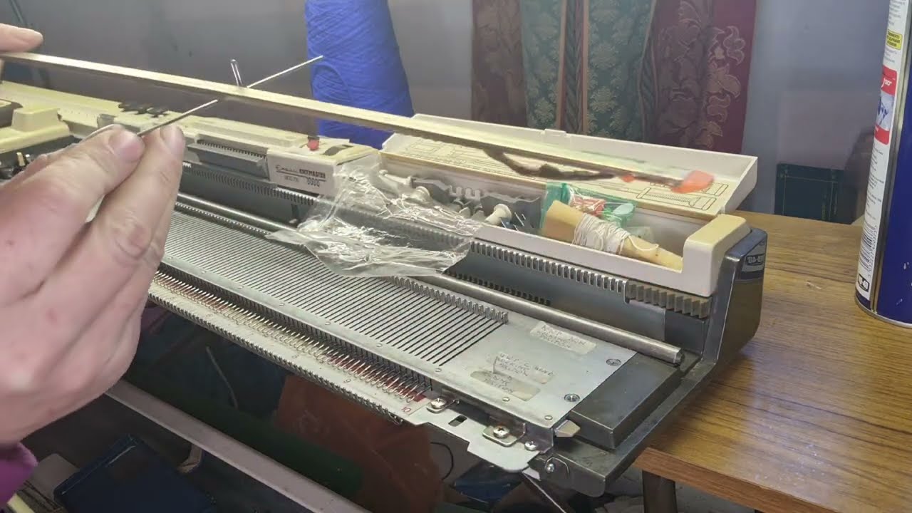 #knittingmachine #realtime #DIY #knitmaster #scarletpeate How to repair & fit a new sponge bar. Chat